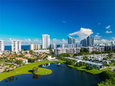 1000 Parkview Dr #809, Hallandale Beach, FL 33009