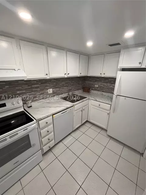 3650 Inverrary Dr #1Q, Lauderhill, FL 33319
