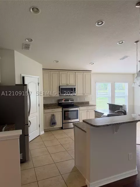 Kitchen - 10930 Inside Loop, Orlando, FL 32825 photo 1 of 4