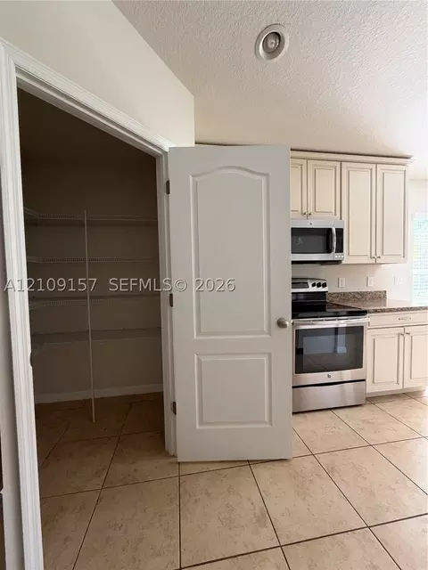 Kitchen - 10930 Inside Loop, Orlando, FL 32825 photo 4 of 4
