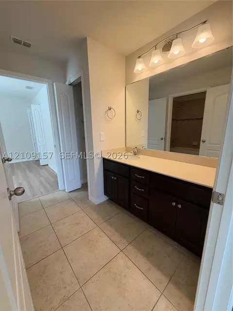 Bath - 10930 Inside Loop, Orlando, FL 32825 photo 4 of 7