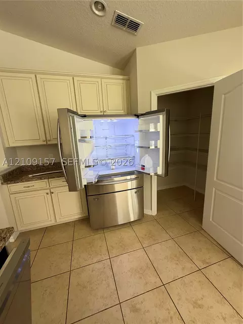 Kitchen - 10930 Inside Loop, Orlando, FL 32825 photo 3 of 4