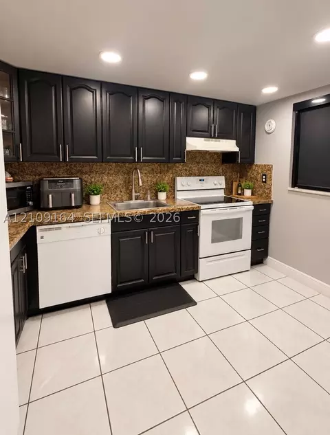 Kitchen - 3285 Foxcroft Rd #E206, Miramar, FL 33025 photo 2 of 3