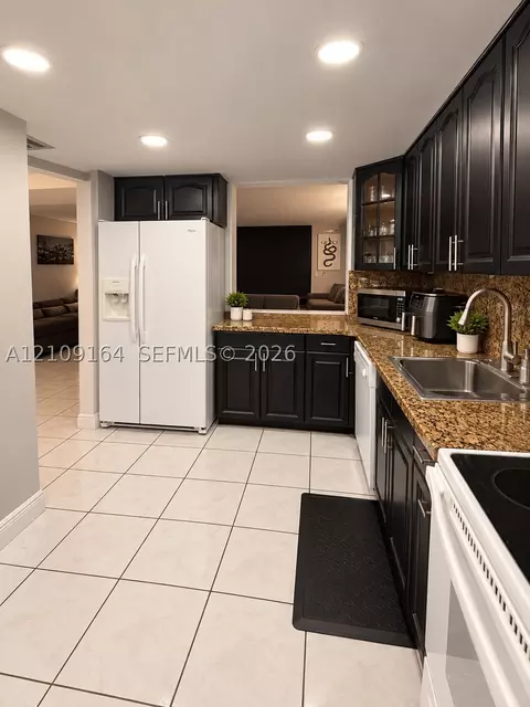Kitchen - 3285 Foxcroft Rd #E206, Miramar, FL 33025 photo 3 of 3