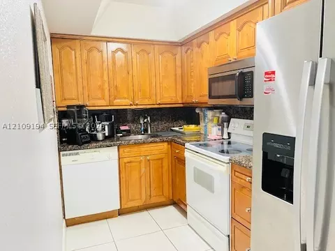 Kitchen - 17530 NW 68th Ave #C2007, Hialeah, FL 33015 photo 1 of 1
