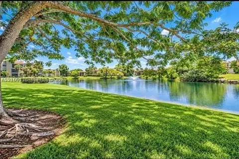 220 Lakeview Dr #101, Weston, FL 33326