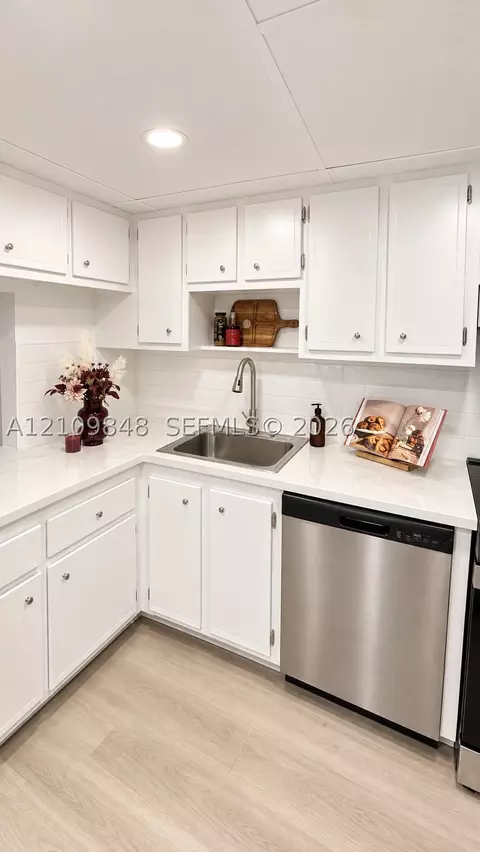 1050 Country Club Dr #306, Margate, FL 33063