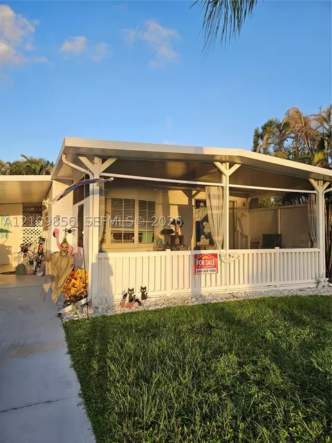 8 La Mesa, Port Saint Lucie, FL 34952
