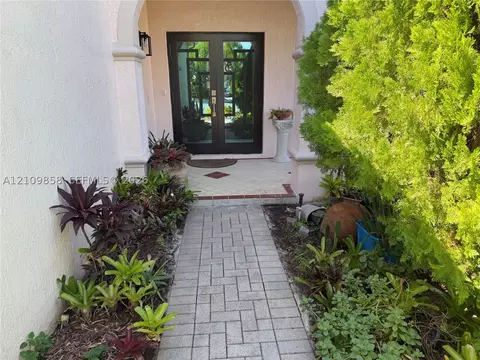 1603 E Banyan Way, Weston, FL 33327