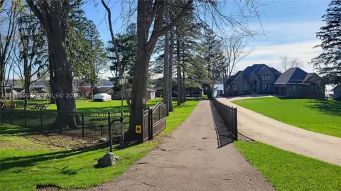 605 Hilltop Dr, White Lake, MI 48386
