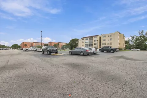 2871 Somerset Dr #205, Lauderdale Lakes, FL 33311