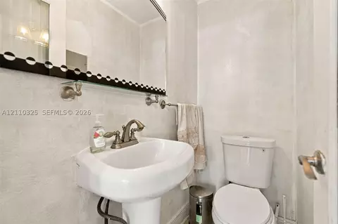 Bath - 419 SE 3rd St, Hialeah, FL 33010 photo 2 of 4