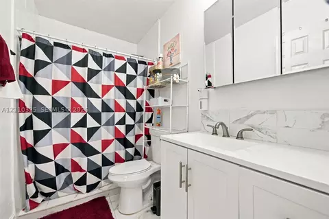 Bath - 419 SE 3rd St, Hialeah, FL 33010 photo 4 of 4