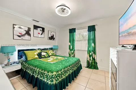 Bedroom - 419 SE 3rd St, Hialeah, FL 33010 photo 1 of 6