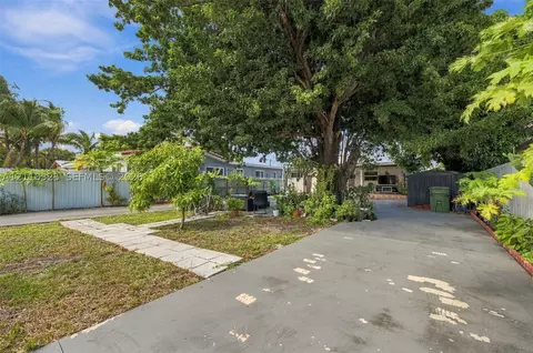 Exterior - 419 SE 3rd St, Hialeah, FL 33010 photo 4 of 8
