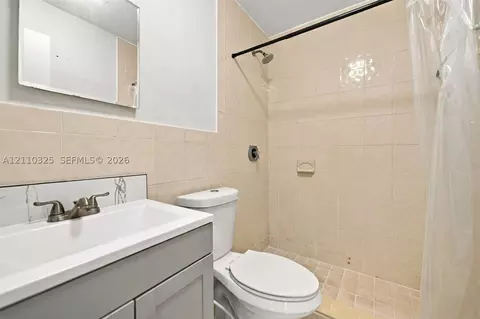 Bath - 419 SE 3rd St, Hialeah, FL 33010 photo 3 of 4