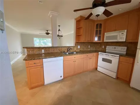 232 NE 12th Ave #301, Hallandale Beach, FL 33009