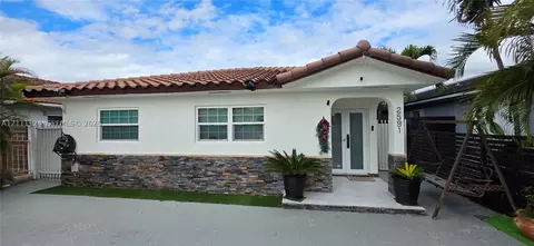 2591 W 70th St, Hialeah, FL 33016 photo 2