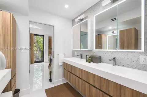Bath - 201 Enid Dr #31, Key Biscayne, FL 33149 photo 4 of 6