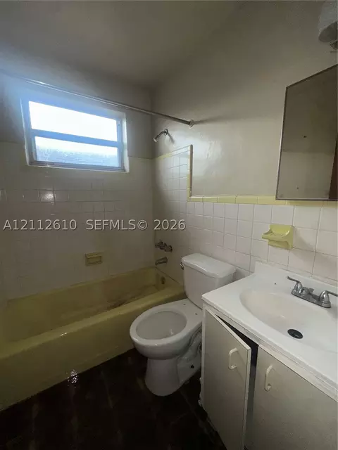 Bath - Undisclosed, Hialeah, FL 33013 photo 4 of 5