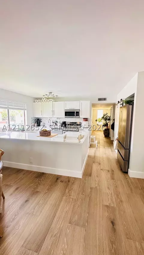 223 Lakeview Dr #204, Weston, FL 33326