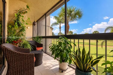 9450 Meadowood Dr #202, Fort Pierce, FL 34951