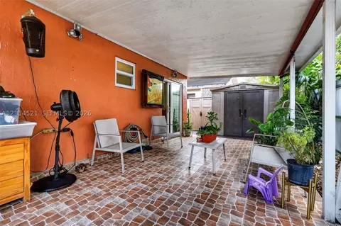 Exterior - 2427 W 70th Pl, Hialeah, FL 33016 photo 2 of 6