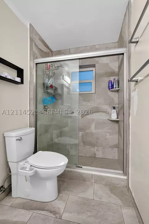 Bath - 2427 W 70th Pl, Hialeah, FL 33016 photo 2 of 4