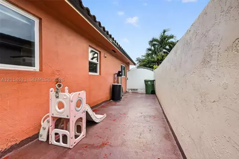 Exterior - 2427 W 70th Pl, Hialeah, FL 33016 photo 6 of 6