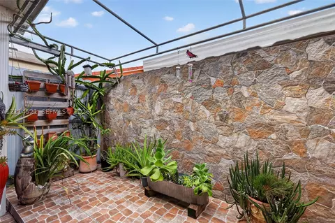 Exterior - 2427 W 70th Pl, Hialeah, FL 33016 photo 3 of 6