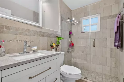 Bath - 2427 W 70th Pl, Hialeah, FL 33016 photo 4 of 4