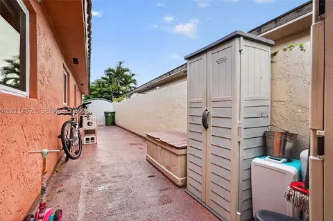 Exterior - 2427 W 70th Pl, Hialeah, FL 33016 photo 5 of 6