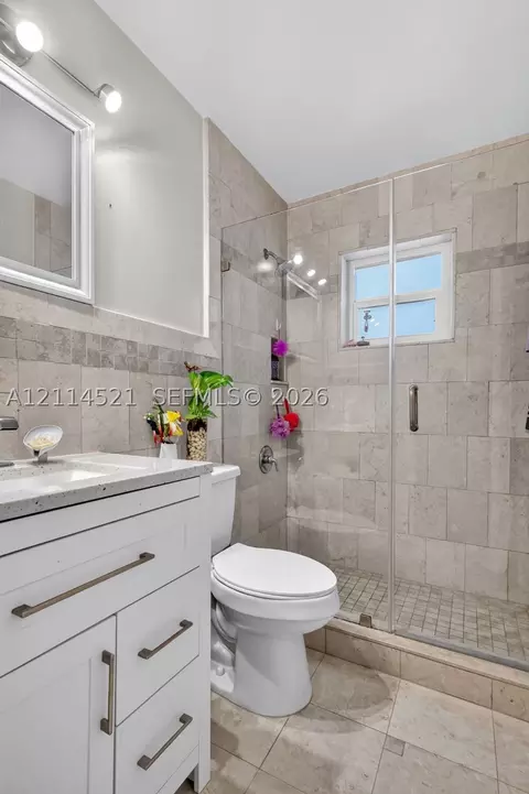 Bath - 2427 W 70th Pl, Hialeah, FL 33016 photo 3 of 4