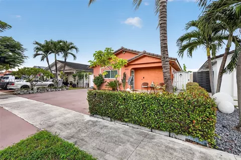 Exterior - 2427 W 70th Pl, Hialeah, FL 33016 photo 1 of 6