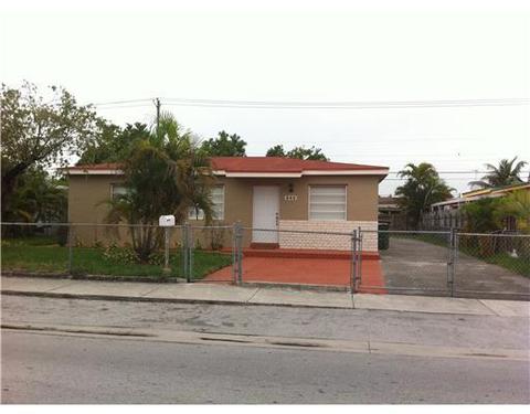 340 W 40 Pl, Hialeah, FL 33012 photo 1