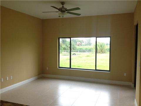 7002 N Augusta Dr, Hialeah, FL 33015 photo 4
