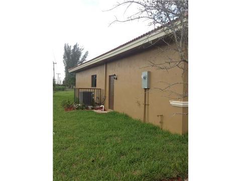 7002 N Augusta Dr, Hialeah, FL 33015 photo 15