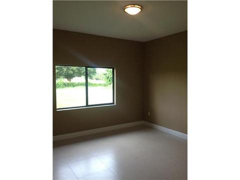 7002 N Augusta Dr, Hialeah, FL 33015 photo 9