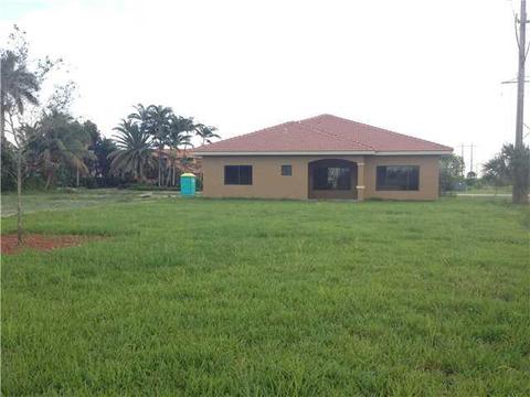 7002 N Augusta Dr, Hialeah, FL 33015 photo 14