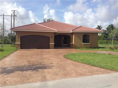 7002 N Augusta Dr, Hialeah, FL 33015 photo 2