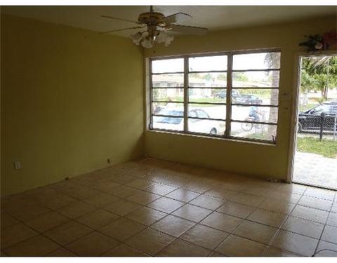 818 W 45 Pl, Hialeah, FL 33012 photo 4