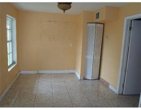 818 W 45 Pl, Hialeah, FL 33012 photo 13