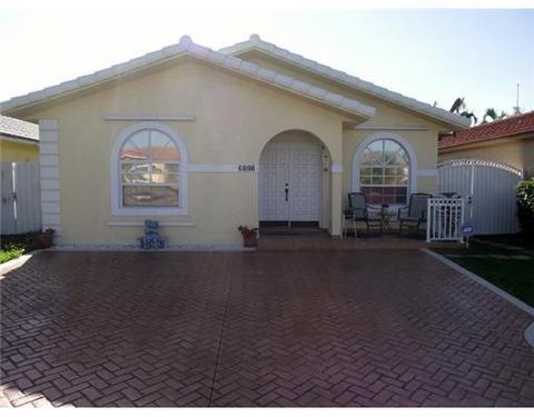 6898 W 30 Ct, Hialeah, FL 33016 photo 1