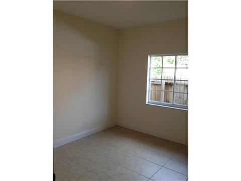 680 E 6 Pl, Hialeah, FL 33010 photo 7