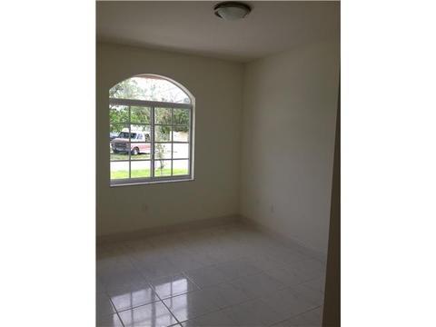 690 E 6 Pl, Hialeah, FL 33010 photo 9