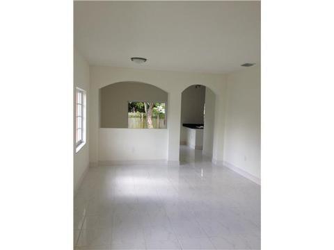 690 E 6 Pl, Hialeah, FL 33010 photo 5