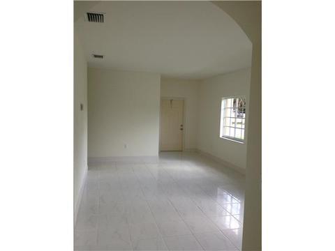 690 E 6 Pl, Hialeah, FL 33010 photo 4