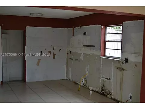 1031 W 55 Pl, Hialeah, FL 33012 photo 3