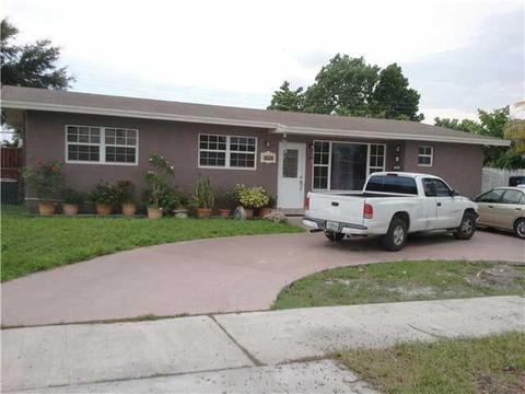 680 W 56 St, Hialeah, FL 33012 photo 1