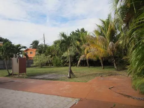 765 W 72 Pl, Hialeah, FL 33014 photo 2